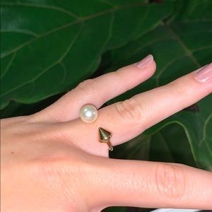 Gold super cute pearl/ arrow ring